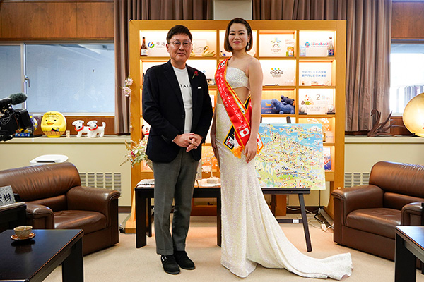 松田知加子様「Mrs & Mr of the Year 2025日本大会」結果報告のための市長表敬訪問の写真 1