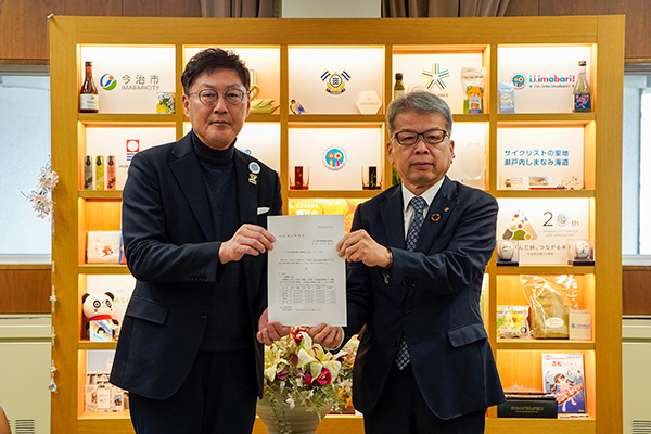 特別職報酬等審議会による答申の写真 1