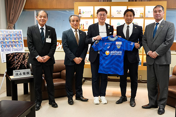 FC今治 百年構想リーグ開幕挨拶のための市長表敬訪問の写真 1