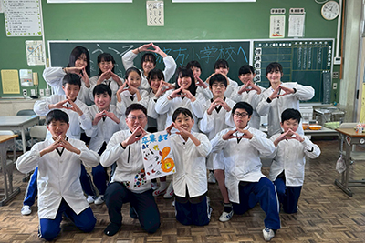 学校給食「おむすびづくり体験」市長訪問（今治市立波方小学校）の写真 1