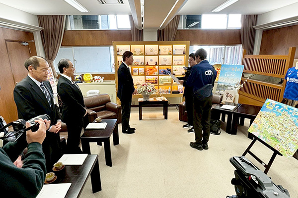 今治市総合戦略推進会議答申書手交式の写真 1