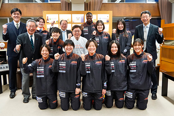 今治オレンジブロッサム様 プレミアムチャンピオンシップ出場のための市長表敬訪問の写真 1