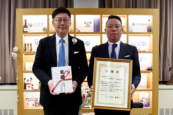 創業50周年を記念した寄附金目録及び感謝状贈呈式<br>（株式会社セトデン 様）の写真 1