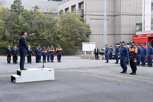 今治市消防本部・今治市消防団 防火巡回広報出発式～令和7年今治市林野火災から1年を迎えて～の写真 1