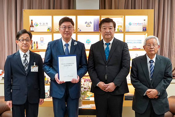 第4期今治市地域福祉計画・地域福祉活動計画（案）にかかる市長への答申式の写真 1