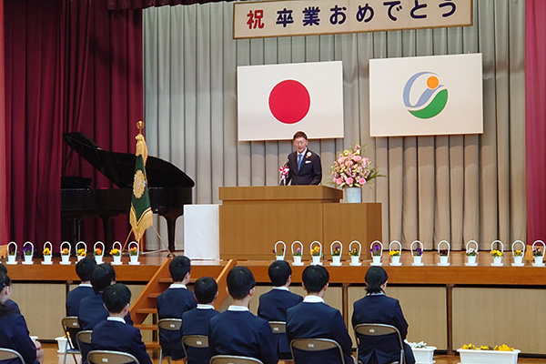 今治市立伯方小学校　令和7年度卒業証書授与式の写真 1