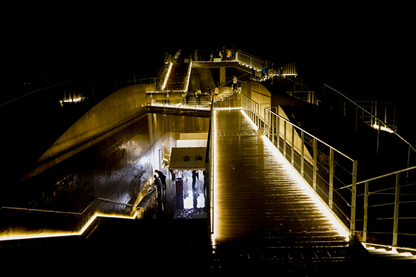 『夜の空中散歩』～KIROSAN NIGHT SKY WALK～点灯式<br>（亀老山展望公園ナイト照明点灯式）の写真 2