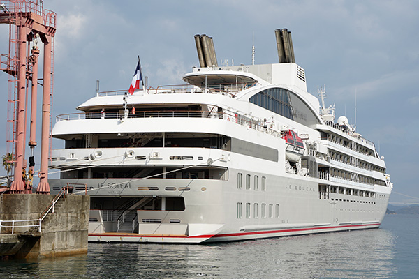 外国クルーズ船「ル・ソレアル」との盾の交換式の写真 2