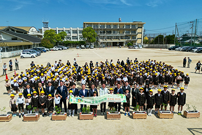 桜井小学校ユーカリ植樹式の写真 1