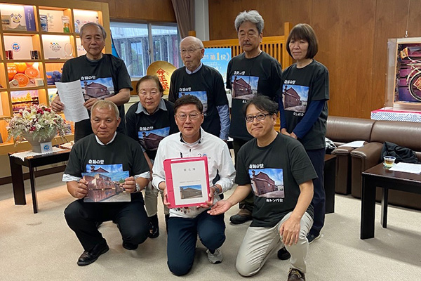柳瀬興業舎赤レンガ壁に関する陳情書手交式の写真 1