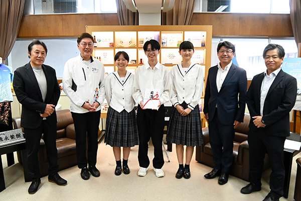 第33回全国高等学校写真選手権大会出場 表敬訪問今治南高等学校写真部の写真 1