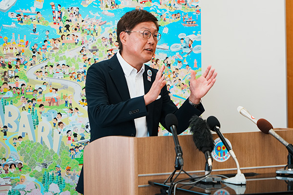 記者発表<br>1 今治市国土強靭化地域計画の改定と事前復興プランの策定<br>2 脱炭素社会の実現に向けた取組<br>3 いまばりロボット未来共創都市宣言の写真 1