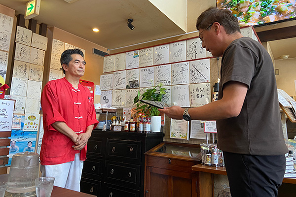 「日本一おいしい給食プロジェクト」中華の鉄人 感謝状贈呈(白楽天 関英輔 様)の写真 1