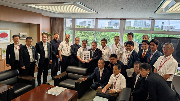 愛媛県道路関係期成同盟会13団体合同中央要望活動<br>(今治・小松自動車道整備促進期成同盟会)の写真 1