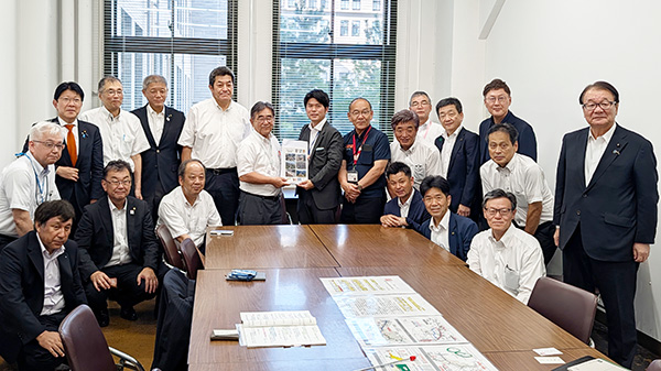 愛媛県道路関係期成同盟会13団体合同中央要望活動<br>(今治・小松自動車道整備促進期成同盟会)の写真 2