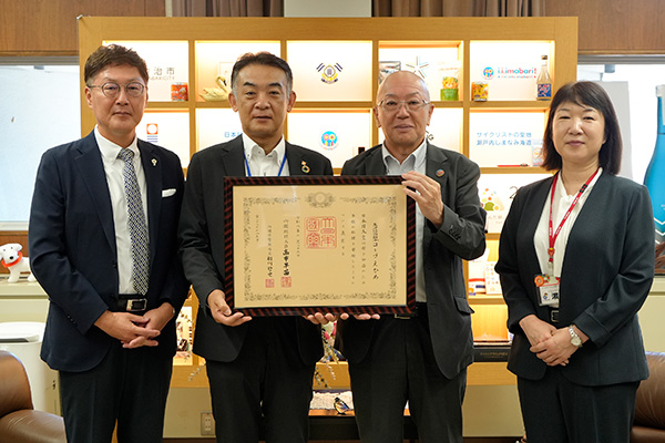 紺綬褒章伝達式(生活協同組合コープえひめ様)の写真 1