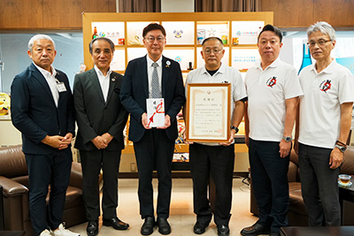 令和8年熊本地震災害義援金目録及び感謝状贈呈式<br>(今治市民のまつり振興会様)の写真 1