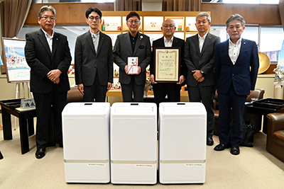 ポータブルルームエアコン贈呈式<br>(愛媛県東予地区郵便局長会様)の写真 1