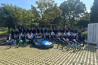 今治ライオンズクラブ創立65周年記念事業<br>今治交通公園ゴーカート・自転車・ヘルメット贈呈式の写真 2