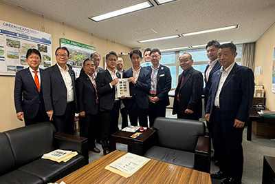 愛媛県都市再生整備計画関連事業推進協議会による要望活動(国土交通省都市局長 他)の写真 1