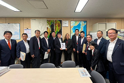 愛媛県都市再生整備計画関連事業推進協議会による要望活動(国土交通省都市局長 他)の写真 2