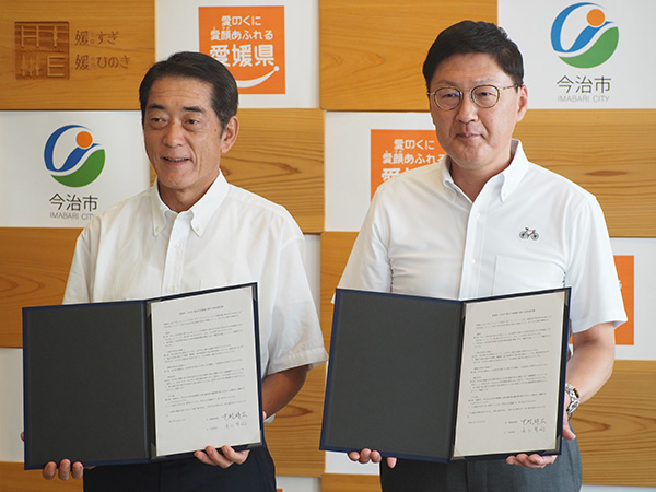 愛媛県知事と今治市長の写真2