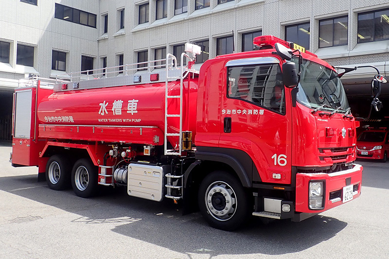 小型動力ポンプ付水槽車の写真