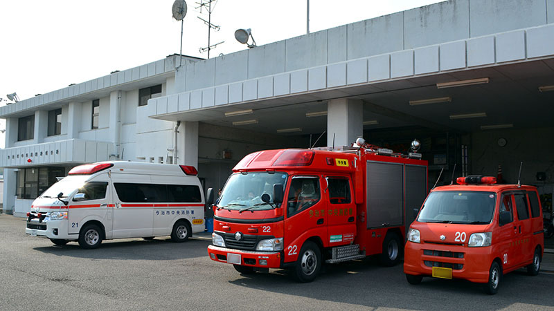 高規格救急自動車、水槽付き消防ポンプ自動車と広報車の写真