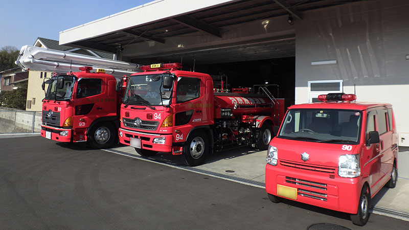 大型化学高所放水車、泡原液搬送車、広報車の写真