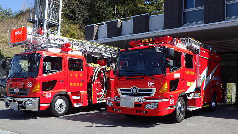 梯子付き消防ポンプ自動車と救助工作車の写真