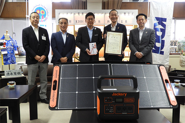 ポータブル電源ソーラーパネルセット贈呈式の写真