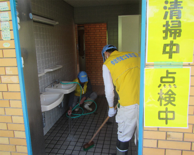市内公園のトイレ点検の写真